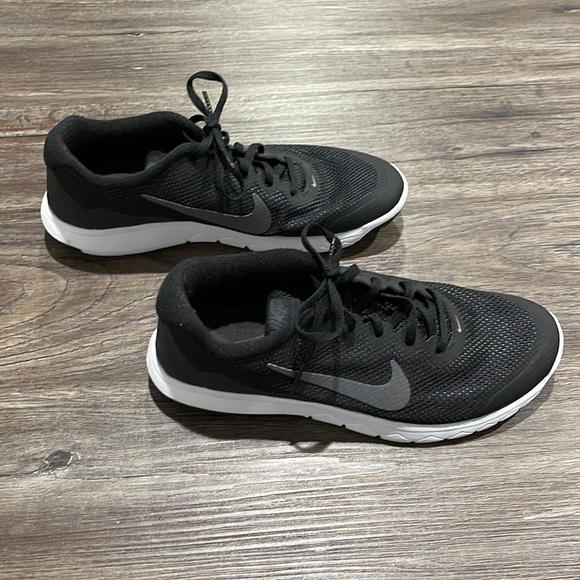 Women’s Nike running shoes - Picture 4 of 6